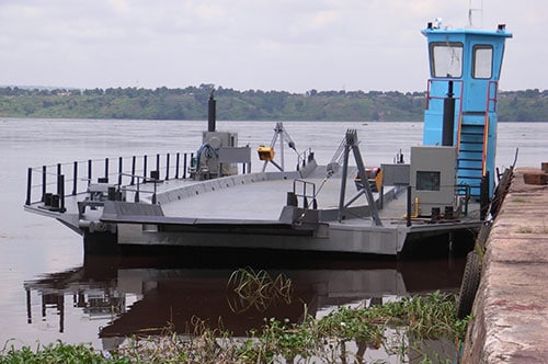 Bac de traversée propulseur hélice